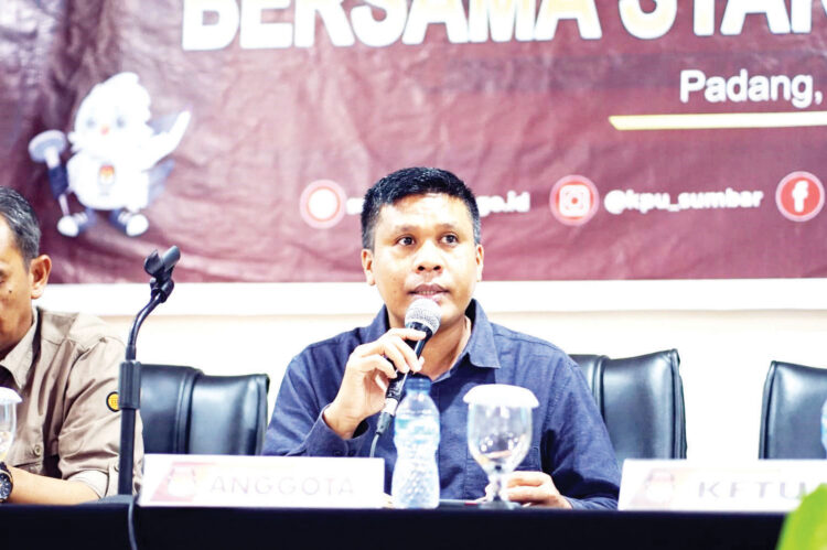 Anggota DPRD Sumbar Terpilih Diminta Serahkan LHKPN 1 Jons Manedi
Komisiner KPU Sumbar