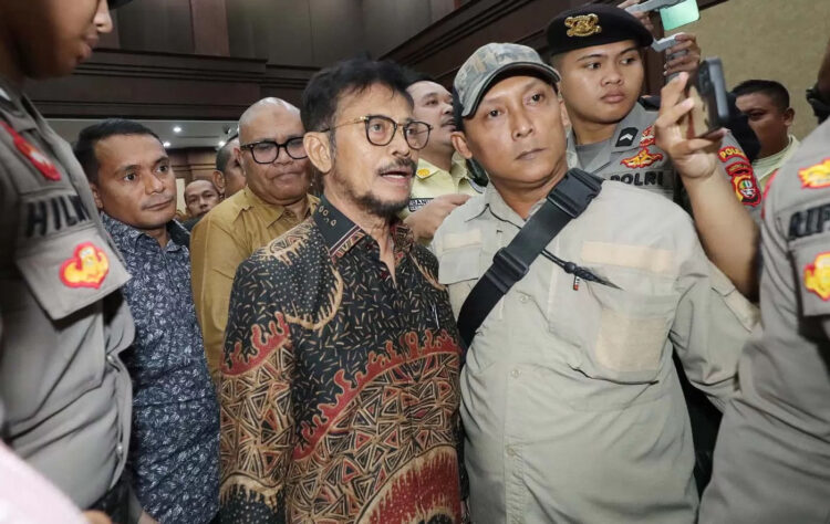 SIDANG—
Eks Mentan Syahrul Yasin Limpo menyapa kerabatnya sebelum menjalani sidang lanjutan dengan agenda pembacaan putusan oleh majelis hakim di Pengadilan Tipikor Jakarta.