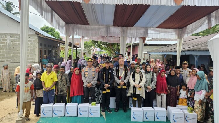 Wakapolda Sumbar Bangun Dua Unit Rumah Warga Sialang, Masih Ada 3000 Rumah Tidak Layak Huni di Lima Puluh Kota 1 BERSAMA— Wakapolda Sumbar bersama Bupati Lima Puluh Kota, Kapolres, saat peresmian pemakaian dua unit rumah bagi warga Sialang.