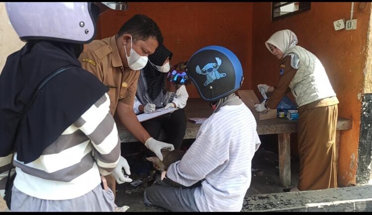 Cegah Penularan Rabies, Distan Payakumbuh Gelar Vaksinasi Massal Gratis 1 VAKSIN RABIES—Masyarakat melakukan vaksinasi hewan peliharaannya kepada petugas Distan Kota Payakumbuh. Vaksinasi dilakukan untuk pencegahan penularan rabies dari hewan.