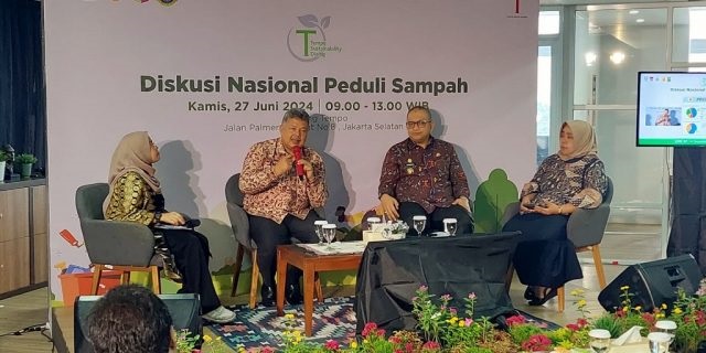 Wako Solok Ajak Seluruh OPD Wajib Buat Kompos di Rumah, Pemko Catat Sampah Perhari 44,74 Ton 1 DISKUSI—Wali Kota Solok Zul Elfian saat berbicara terkait pengelolaan sampah dalam diskusi nasional.