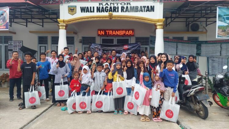 SERAHKAN BANTUAN-PT AHM bersama PT Menara Agung menyerahkan bantuan 300 paket perkelngkapan sekolah.