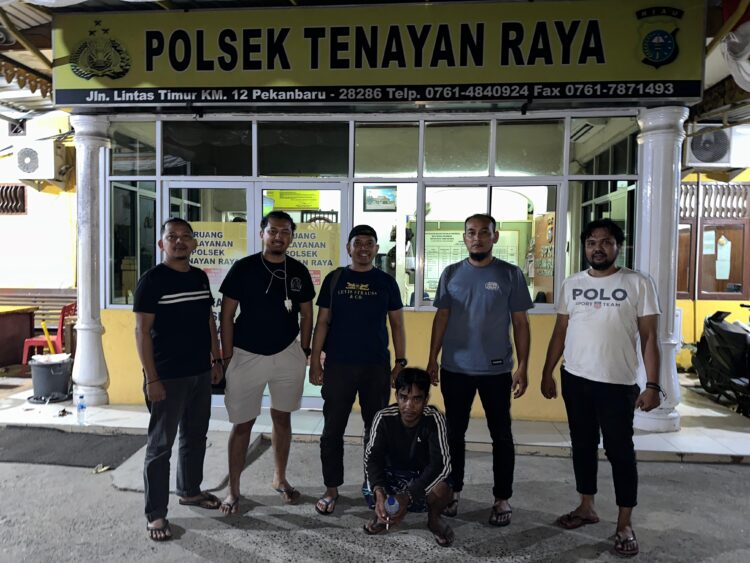 Maling Bagak, Beraksi di Kosan yang Dihuni Polisi, Motor, Laptop dan Hp Diembat 1 PENCURI KOSAN— Pelaku Safjulinas (39) ditangkap Tim Klewang Polresta Padang di Pekanbaru, Riau atas kasus pencurian di kosan yang dihuni Polisi.