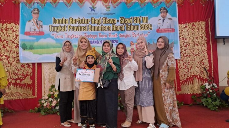 JUARA LOMBA BERTUTUR— Murid Kelas IV SD Negeri 9 Padang Panjang Timur (PPT), Aisya sukses meraih juara pertama dalam Lomba Bertutur Siswa-Siswi SD dan MI Tingkat Sumatera Barat.