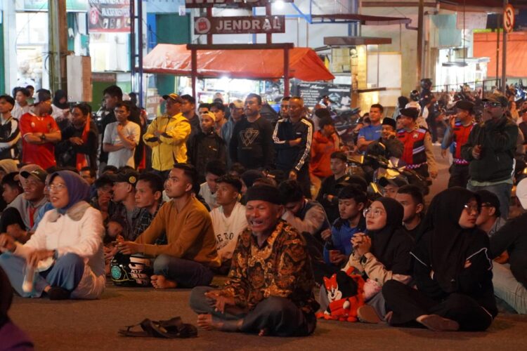Nobar di Videotron, Ribuan Warga Padang Panjang Jadi Saksi Kemenangan Timnas Indonesia U-19 1 NOBAR TIIMNAS— Ribuan Warga Padang Panjang jadi saksi kemenangan Timnas Indonesia U-19 dalam nobar di Videotron.