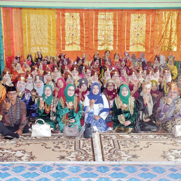 Yenni: Makan Bajamba Tradisi Budaya Minang yang Harus Dilestarikan 1 MAKAN BAJAMBA— Penasehat Bundo Kandung Kabupaten Agam, Ny Yenni Andri Warman hadiri Makan Bajamba di Nagari Sungai Cubadak, Kecamatan Baso, Minggu (30/6).