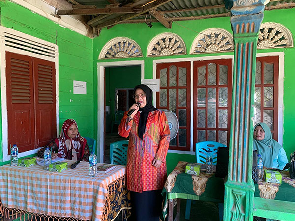 BUKA—Ketua TP-PKK Pasaman Barat, Ny. Titi Hamsuardi, berikan sambutan saat membuka acara di Kantor Wali Nagari Koto Tinggi pada Kamis (11/7).