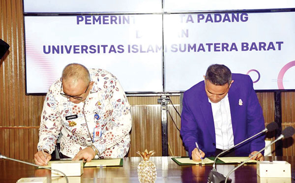 Optimalkan Kerjasama Pendidikan, Pemko Padang Teken MoU dengan UISB 1 TEKEN MOU PENDIDIKAN—Pj Wali Kota Padang Andree Algamar menandatangani Memorandum of Understanding (MoU) dengan Rektor UISB, Prof. Dr. Eka Putra Wirman, Lc., MA tentang Tridharma Perguruan Tinggi diantaranya bidang Pendidikan, Penelitian, Pengabdian Masyarakat, di Lounge Balaikota Padang.