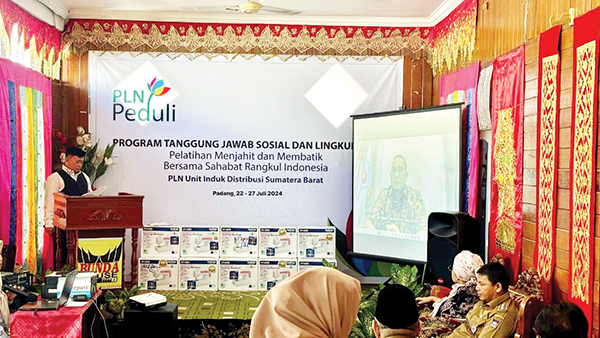 Gelar Pelatihan Menjahit-Membatik di Padang, Andre Rosiade: Memotivasi UMKM Berkreasi dan Berinovasi 1 PELATIHAN MENJAHIT-MEMBATIK— Anggota DPR RI H Andre Rosiade membuka secara daring pelatihan menjahit dan membatik yang diselenggarakan lewat Program TJSL PLN Unit Induk Distribusi Sumbar bekerja sama dengan Sahabat Rangkul Indonesia, Senin (22/7), di Reffan House Textile, Kota Padang.