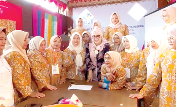 Peserta Pelatihan Menjahit di Padang Berterima Kasih kepada Andre Rosiade 1 LATIHAN MENJAHIT— Sejumlah peserta pelatihan menjahit berterima kasih kepada anggota DPR RI H Andre Rosiade yang menggelar pelatihan menjahit di Kota Padang sejak Senin (22/7).