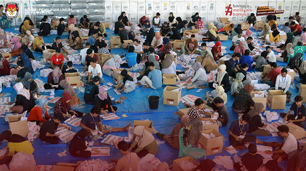 SORTIR DAN LIPAT SURAT SUARA— KPU Kota memulai proses sortir dan lipat Surat Suara PSU DPD RI Pemilu 2024 di Gudang Logistik KPU, Jalan Bypass Km 19 Padang, Minggu (7/7) lalu. Sebanyak 341 kotak surat suara DPD RI yang disortir dan dilipat sesuai DPT sebanyak 666.178, ditambah 2 persen surat suara DPD RI cadangan.