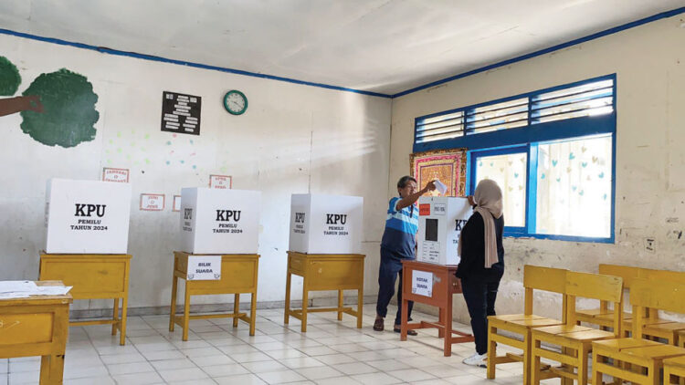 PEMUNGUTAN SUARA— Pemungutran suara PSU Anggota DPD RI di salah satu TPS di Kota Bukittinggi.