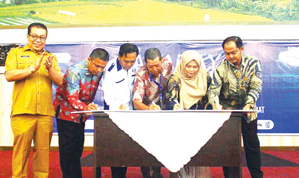 PARADAYA MOVEMENT— Penandatanganan MoU Paragon Corp bersama Forum Zakat Sumbar dan Balai Latihan Kerja (BLK), yang disaksikan Staf Ahli Gubernur Sumbar, Jasman Rizal, Selasa (16/7) siang, di Auditorium Gubernuran.