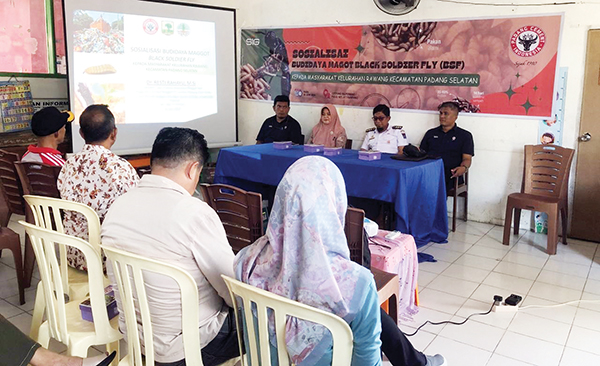 PT Semen Padang Sosialisasikan Budidaya Maggot di Kelurahan Rawang 1 SOSIALISASI MAGGOT— PT Semen Padang menggelar Sosialisasi Budidaya Maggot Black Soldier Fly (BSF) kepada masyarakat di Kelurahan Rawang, Kecamatan Padang Selatan, di gedung Bapermas, Kelurahan Rawang.
