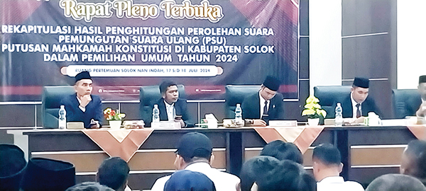 KPU Kabupaten Solok Gelar Rapat Pleno Terbuka Rekapitulasi PSU 1 RAPAT PLENO— KPU Kabupaten Solok menggelar rapat pleno terbuka rekapitulasi hasil penghitungan perolehan suara PSU Anggota DPD RI, Rabu (17/7).