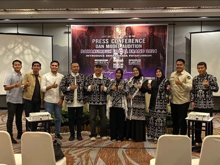 Payakumbuh Local Brand 2024, Ajang Promosikan Batik Khas Payakumbuh 1 KONFERENSI PERS— Pj Ketua Dekranasda Kota Payakumbuh Elfriza Zaharman berfoto bersama usai Press Conference Payakumbuh Local Brand 2024 di Hotel Santika Premiere Padang, akhir pekan lalu.