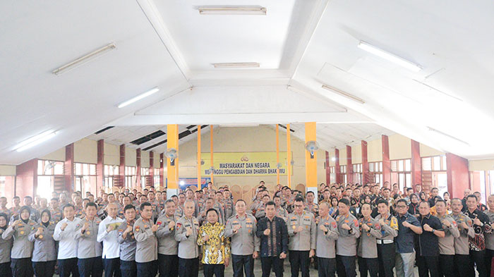 Berikan Pelatihan kepada Ratusan Personel, Polda Sumbar Siapkan Pengawal Pribadi untuk Paslon Pilkada 2024 1 PELATIHAN— Polda Sumbar menggelar pelatihan pengawal pribadi (walpri) untuk pengamanan pasangan calon kepala daerah pada Pilkada serentak 2024.