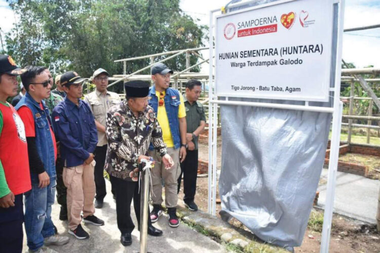 5 KK Korban Banjir Bandang Bandang Terima Bantuan Huntara 1 PELETAKAN BATU PERTAMA— Bupati Agam, Andri Warman melakukan peletakan batu pertama pembangunan hunian sementara bagi korban banjir bandang di Nagari Batu Taba, Sabtu (6/7).