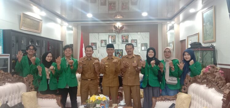 Mahasiswa KKN Unand Olah Sampah Ekonomis di Nagari Suayan 1 MAHASISA KKN—Bupati Limapuluh Kota Safaruddin saat menerima kunjungan mahasiswa KKN Unand di ruang kerjanya di kantor Bupati Sarilamak.