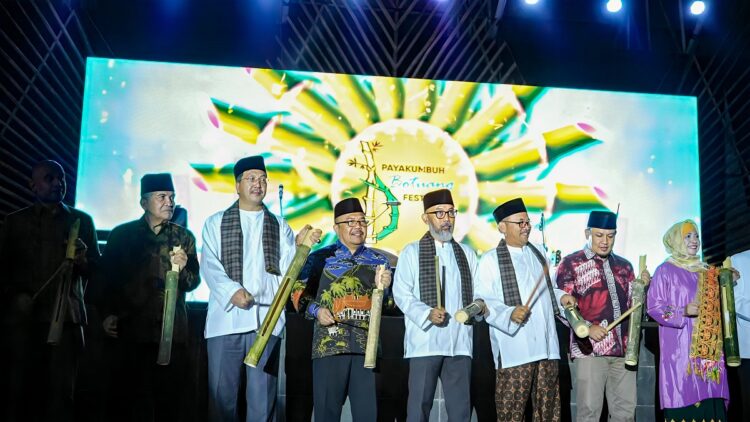 MOMEN BERSEJARAH— Pembukaan festival yang menjadi momen bersejarah bagi Payakumbuh ini ditandai dengan pemukulan kentongan bambu yang dilakukan oleh semua tamu VIP, diantaranya Staf Ahli Kementerian Pariwisata dan Ekonomi Kreatif, Fajar Utomo, Gubernur Sumbar yang diwakili Sekretaris Daerah Hansastri, dan Penjabat Wali Kota Payakumbuh, Suprayitno.