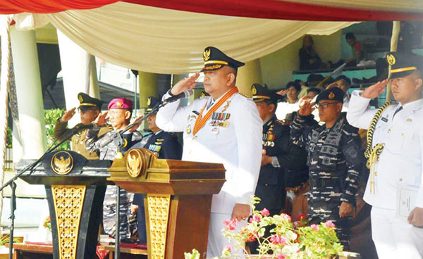 Pemko Peringati 77 Tahun Gugurnya Bagindo Aziz Chan 1 UPACARA— Pj Wali Kota Padang Andree Algamar bertindak sebagai Inspektur Upacara dalam peringatan gugurnya Wali Kota Padang ke-2 Bagindo Aziz Chan di tangan Belanda, Jumat (19/7).