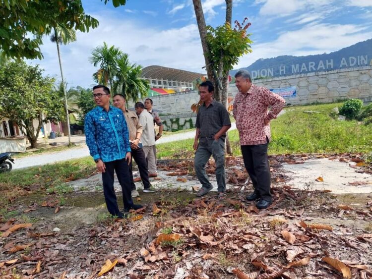 Diharapkan Menjadi Icon Kota, Pemko Berupaya Wujudkan Harapan Masyarakat 1 TINJAU—Zul Elfian ketika meninjau kondisi Kompleks Stadion Marahadin.