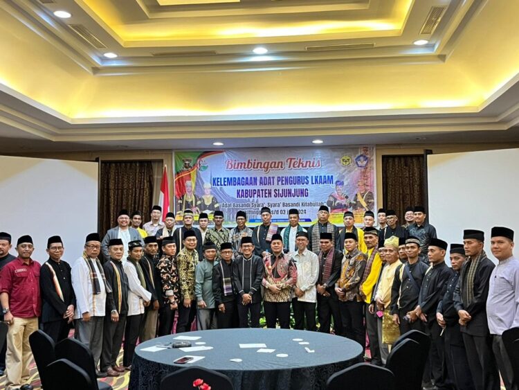 Pemkab Sijunjung Gelar Bimtek Pengurus LKAAM 1 USAI—Wakil Bupati Sijunjung, Iraddatillah usai membuka kegiatan foto bersama dengan peserta Bimtek.