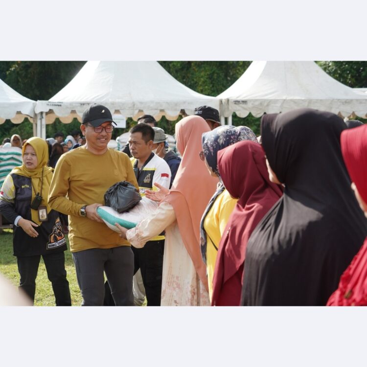 Dari Baznas ke Masyarakat, Pemkab Solsel Serahkan Lebih dari 1.500 Paket Sembako 1 SERAHKAN— Bupati dan Wakil Bupati Solok Selatan, H. Khairunas dan H. Yulian Efi serahkan sembako pada kegiatan Car Free Day (CFD) di Lapangan Hijau Koto Baru, Kecamatan Sungai Pagu, Minggu (14/7).