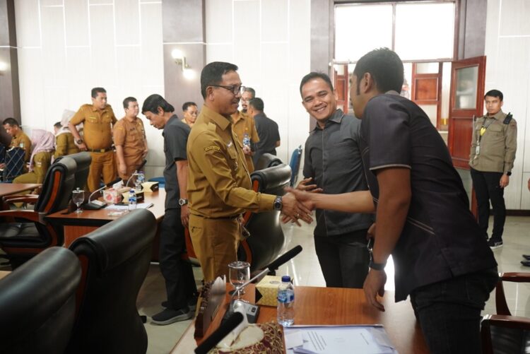 Pemkab Solsel Serahkan Nota Pengantar KUA-PPAS APD 2025 ke DPRD 1 JELANG—Bupati Solok Selatan Khairunas jelang Rapat Paripurna DPRD Kabupaten Solok Selatan penyampaian Nota Pengantar Rancangan KUA dan PPAS APBD Tahun Anggaran 2025 di Ruang Rapat DPRD, Selasa (16/7).