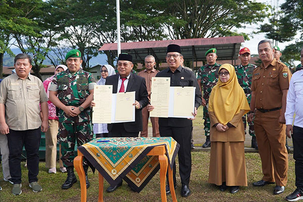 LIHATKAN—Penjabat (Pj) Wali Kota, Sonny Budaya Putra, AP, M.Si lihatkan bantuan bea siswa untuk mahasiswa PNP Kota Padang Panjang.