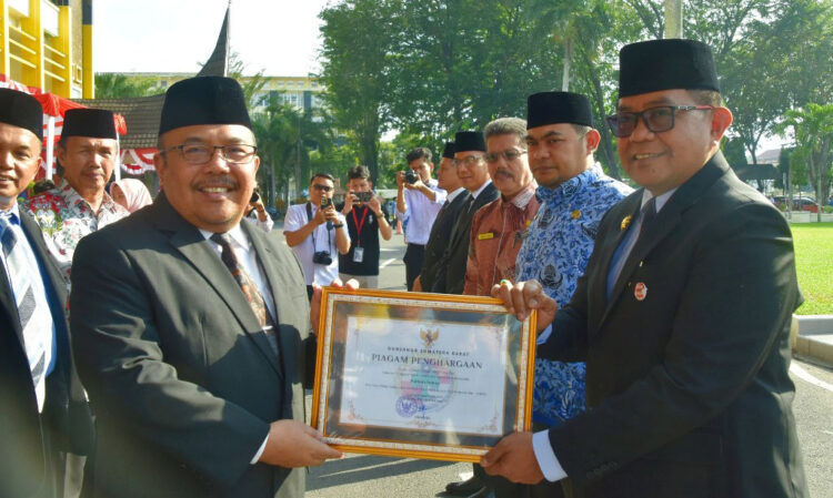Berikan Kemudahan Akses Pembiayaan Koperasi dan UKM, Pemko Padang Diganjar Penghargaan Gubernur 1 PENGHARGAAN KOPERASI— Penjabat (Pj) Sekretaris Daerah Kota Padang Yosefriawan menerima penghargaan dari Sekretaris Daerah Provinsi Sumbar Hansastri, saat saat upacara peringatan Hari Koperasi Nasional di lapangan kantor Gubernur, Rabu (17/7).