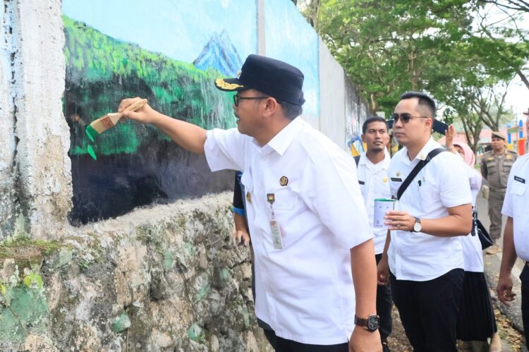 PEMBUKAAN MURAL— Pj. Wali Kota Payakumbuh, Suprayitno saat membuka lomba mural.