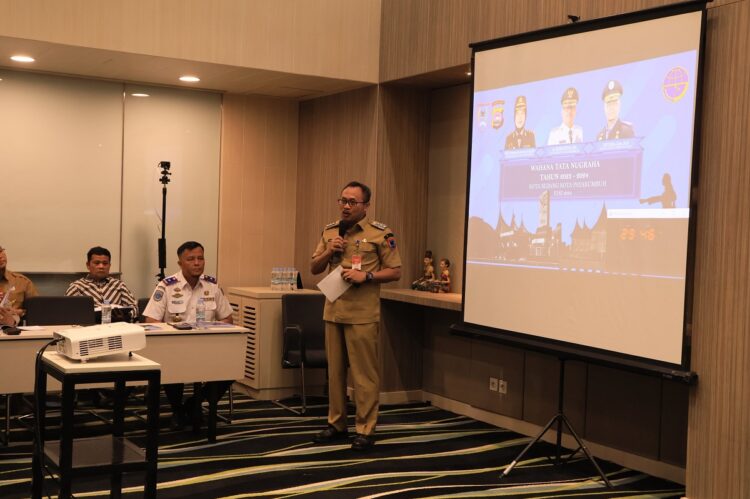 Pj Wali Kota: Pemko Payakumbuh Optimis Kembali Raih WTN 2024 1 PAPARAN—Pj. Wali Kota Payakumbuh Suprayitno saat.memaparkan terkait tranportasi publik di Kota Payakumbuh dalam upaya meraih WTN.
