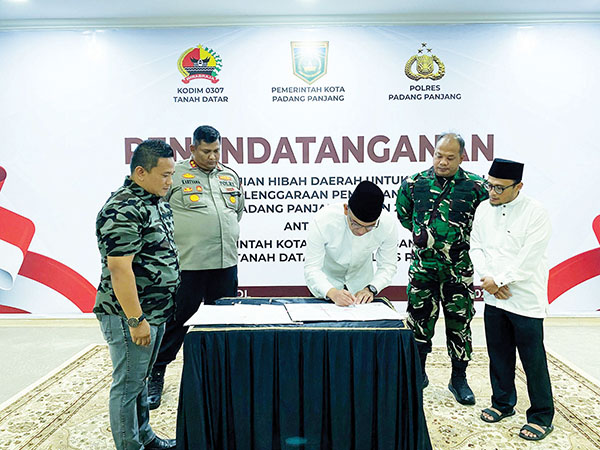 TANDATANGAN— Pj Wali Kota Padangpanjang, Sonny Budaya Putra menandatangani naskah perjanjian hibah untuk pengamanan penyelenggaraan Pilkada 2024, Sabtu (6/7) malam.