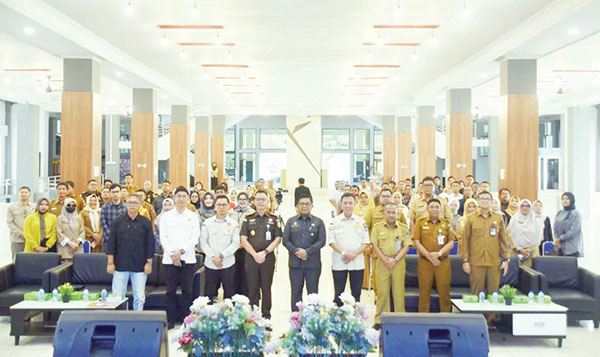 PEMBINAAN PELAKU USAHA— Pj Sekda Kota Padang Yosefriawan dan Kajari Padang Aliansyah, berfoto bersama saat acara pembinaan pelaku usaha pengadaan barang/jasa, di Gedung Youth Center, Selasa (16/7).