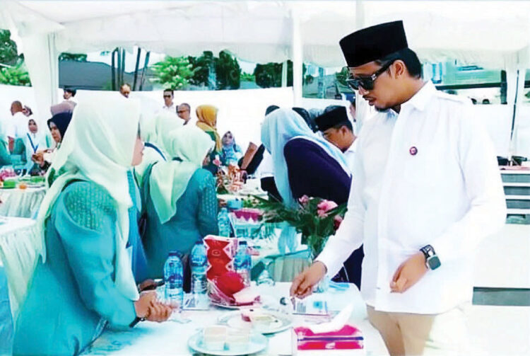 LOMBA MASAK— Walikota Bukittinggi, Erman Safar saat mencoba masakan olahan ikan dalam Lomba Masak Serba Ikan 2024 yang digelar di Taman Jam Gadang, 
Kamis (25/7).