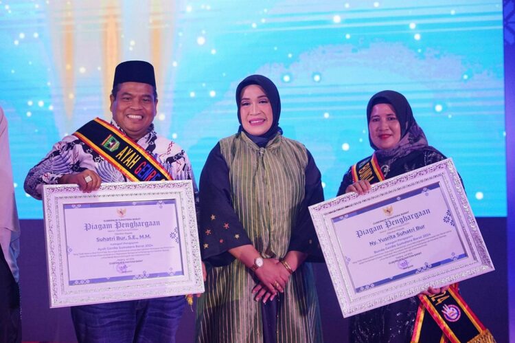 Remaja Hari ini menjadi Bagian Generasi Padangpariaman Emas 2045 1 PENOBATAN AYAH BUNDA GENREāBupati Padangpariaman Suhatri Bur dan Ketua TP PKK Ny. Yusrita Suhatri Bur, kembali dinobatkan sebagai Ayah Bunda GenRe (ABG) pengayom ke empat kalinya, sejak tahun 2021 sampai dengan tahun 2024 tingkat Provinsi Sumatera Barat.