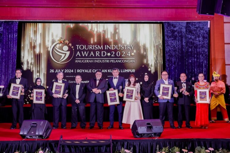 PENGHARGAAN INDUSTRI PARIWISATA— Penerima penghargaan Penghargaan Industri Pariwisata bergengsi tahun 2024, di Royale Chulan, Kuala Lumpur berfoto bersama.