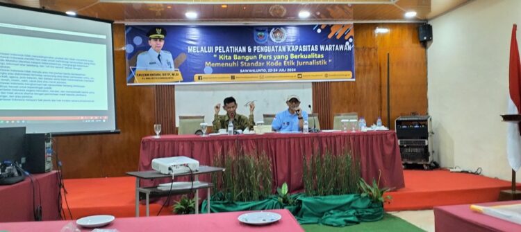 Giat Diskominfo pada Hari Pertama, Basril Basyar: Penguatan Kapasitas Wartawan Penting 1 SAMBUTAN—Basril Basyar saat berikan sambutan pada hari pertama pelatihan Jurnalis Kota Sawahlunto Selasa (23/7) di Hotel Paray.