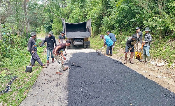 Penuhi Harapan Masyarakat, Pemkab Sijunjung Perbaiki Akses Jalan Nagari Koto Tuo 1 PERBAIKI—Terlihat beberapa orang petugas dari pihak terkait sedang memperbaiki jalan Jalan Nagari Koto Tuo.