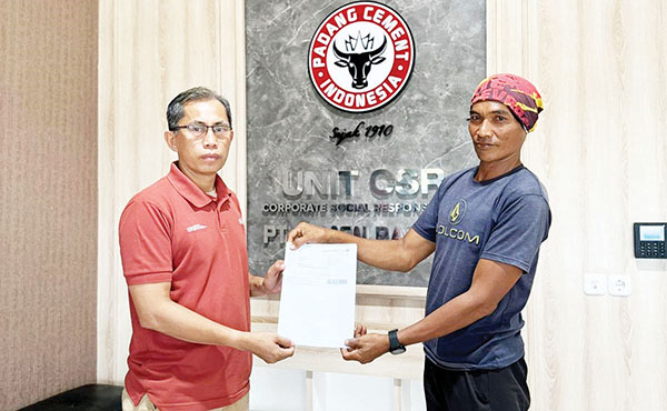 HADIAH 30 ZAK SEMEN— Ar (40), seorang penyadap karet Bungus Teluk Kabung, menerima hadiah 30 zak semen, setelah mendapatkan vandel balon udara yang dilepas dalam Upacara Hari Ulang Tahun (HUT) ke-66 Pengambilalihan Pabrik PT Semen Padang dari Belanda.