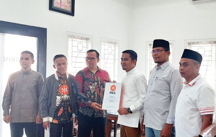 PKS Dukung Ramadhani-Suryadi jadi Bacalon Wako dan Wawako Solok 1 SK DUKUNGAN— Ketua DPD PKS Kota Solok, Yohendri menyerahkan SK dukungan terhadap Ramadhani Kirana Putra dan Suryadi Nurdal menjadi Bacalon Wali Kota/ Wakil Wali Kota Solok untuk Pilkada 2024.