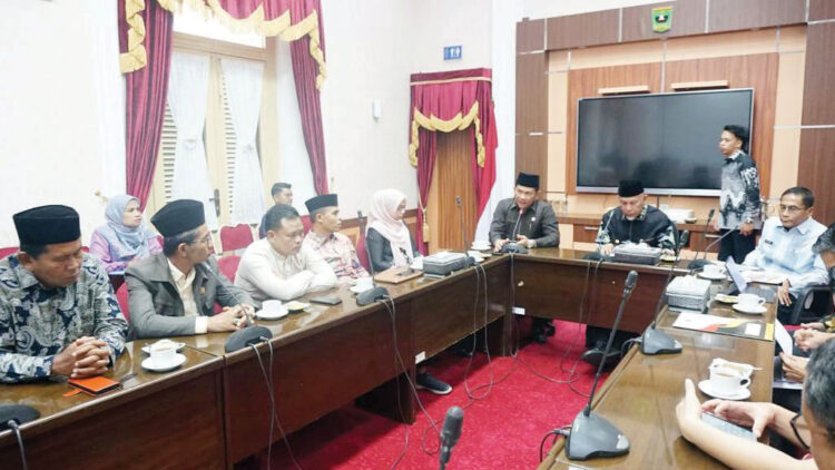 KOORDINASI— Ketua DPRD Kabupaten Agam Novi Irwan, bersama Komisi I DPRD Agam melaksanakan kunjungan kerja dalam rangka koordinasi dan konsultasi dengan Gubernur Sumatera Barat, Kamis (18/7).