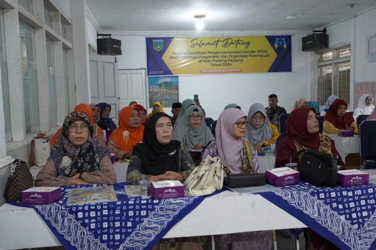 SOSIALISASI PUG—Para perserta sosialisasi Pengarusutamaan Gender (PUG), Selasa (2/7) yang diselenggarakan Dinas Sosial, Pengendalian Penduduk, Keluarga Berencana, Pemberdayaan Perempuan dan Perlindungan Anak (DSPPKBPPPA).