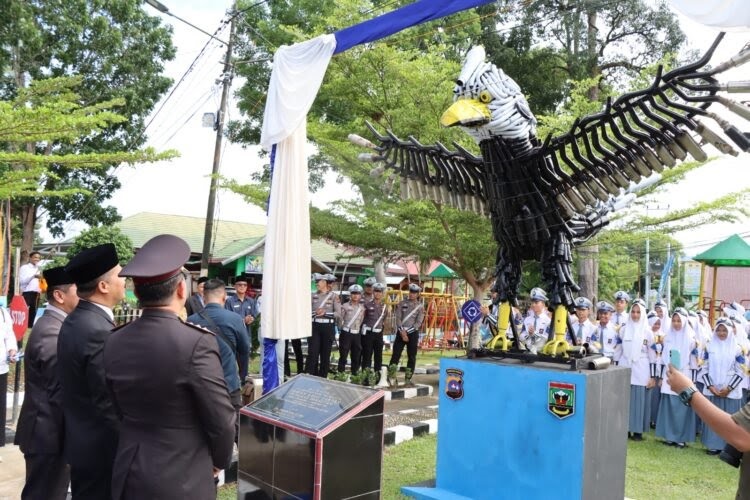 TUGU ELANG— Peresmian tugu elang di taman lalu lintas diresmikan langsung Kapolres Sijunjung dan Forkopimda. Tugu yang dibuat dari knalpot brong itu sebagai warning dan edukasi bagi masyarakat.