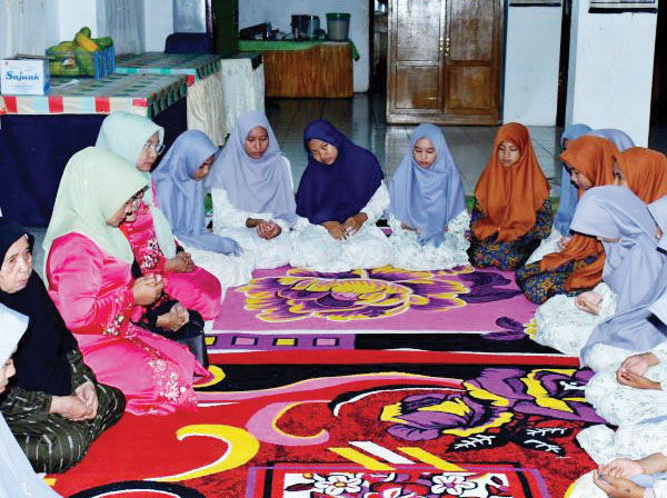 BERBAGI BERKAH— Peringati usia yang memasuki 46 tahun, Ketua TP-PKK Kabupaten Agam, Ny Yenni Andri Warman berbagi berkah dengan para anak-anak di Panti Asuhan Putra dan Putri Lubuk Basung, Jumat (26/7).