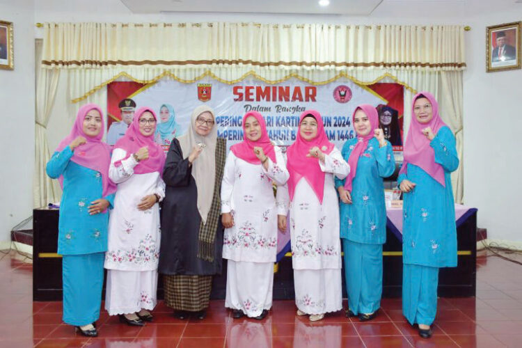 SEMINAR— GOW Kabupaten Agam menggelar seminar di aula kantor Bupati Agam, Lubuk Basung, Senin (29/7), dalam rangka memperingati Hari Kartini 2024 dan Tahun Baru Islam 1446 H.