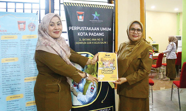 Tingkatkan Minat Baca Anak Usia Dini, Perpustakaan Keliling Bawa Boneka Tangan Muppet Bercerita 1 INOVASI PERPUSTAKAAN KELILING— Dinas Perpustakaan dan Kearsipan (Dispusip) Kota Padang terus meningkatkan minat baca anak-anak, salah satunya dengan menyertakan talent-talent dari pustakawan yang punya bakat dalam story teling, membaca nyaring, serta Uni Puspa (Perpustakaan Padang) dan Uda Puspa.