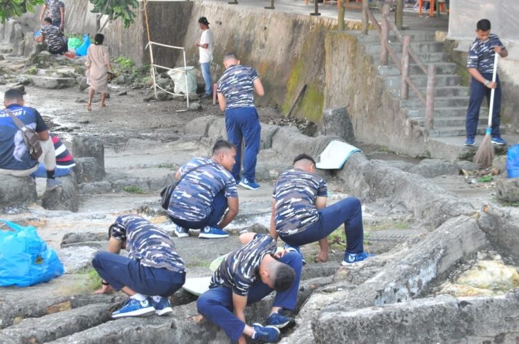 BERSIHKAN BATU MALIN KUNDANG— Sejumlah prajurit Lantamal II Padang melakukan pembersihan pada Situs Batu Malin Kundang di kawasan wisata Pantai Air Manis Padang, Kamis (18/7).