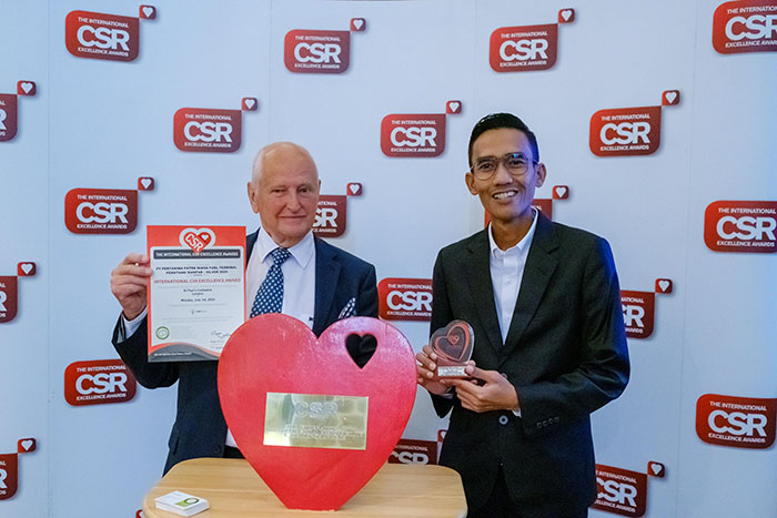 TERIMA PENGHARGAAN- Manager Comm, Rel, & CSR PT Pertamina Patra Niaga Regional Sumbagut, Susanto August Satria menerima penghargaan dari Founder The Green Organisation, Roger Wolens di London, United Kingdom.